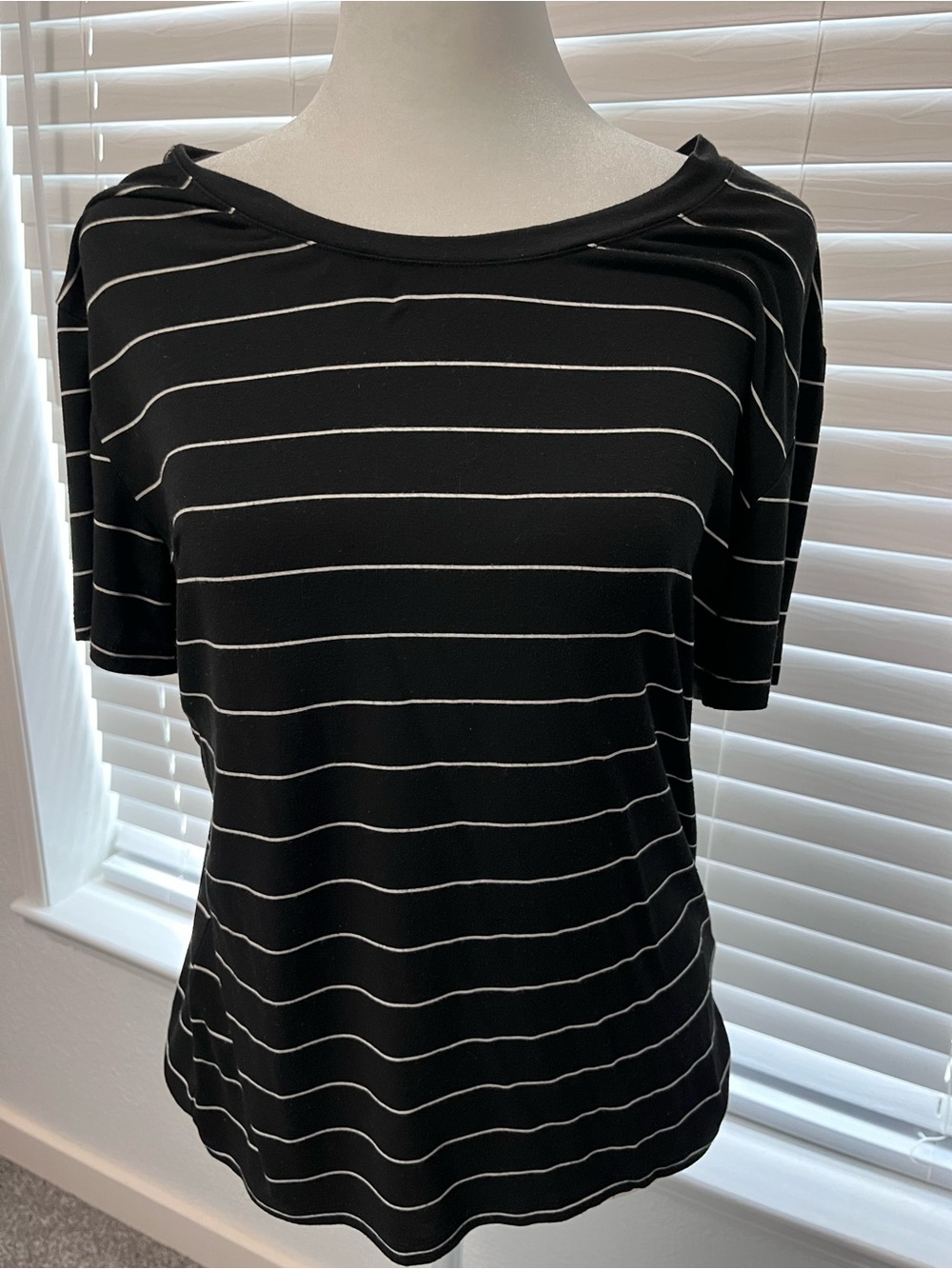 Source Unknown Black and White Striped Short-Sleeve Women's Top